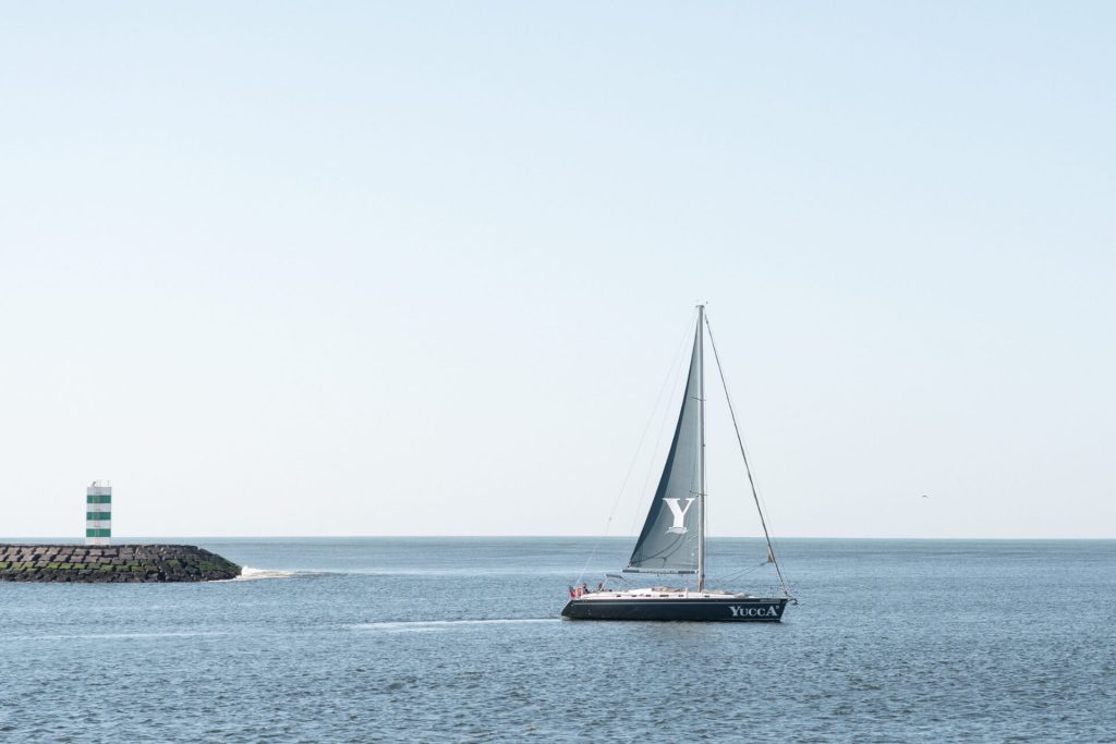 Veleiro Sofia Electra a navegar no rio Douro, junto às margens do Porto